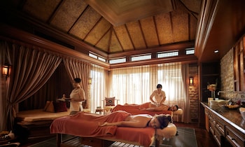 Couples treatment rooms, sauna, spa tub, body treatments, hydrotherapy