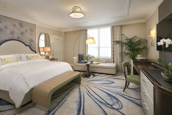 Premium Room, 1 King Bed, Resort View | Hypo-allergenic bedding, down comforters, minibar, in-room safe