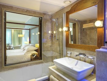 Junior Suite, Private Pool (Fisherman's) | Bathroom | Combined shower/tub, free toiletries, hair dryer, towels