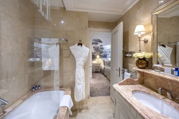 Superior Queen room, city or courtyard view | Bathroom | Designer toiletries, hair dryer, bathrobes, slippers