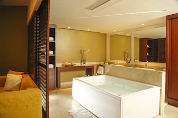 Presidential Suite, 1 King Bed (Coral) | Bathroom | Free toiletries, hair dryer, bathrobes, slippers