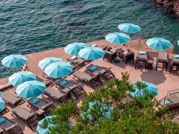 Private beach, beach umbrellas, beach towels, beach bar