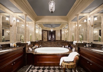 Suite Carré d'Or | Bathroom | Separate tub and shower, rainfall showerhead, designer toiletries