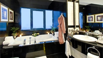 Royal Suite | Bathroom | Separate tub and shower, rainfall showerhead, free toiletries