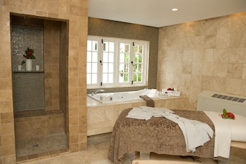 Couples treatment rooms, sauna, spa tub, steam room, body treatments