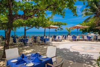 Breakfast, lunch, dinner served; international cuisine, beach views 