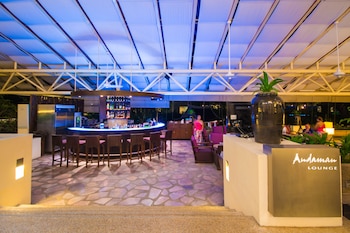 2 bars/lounges, 3 poolside bars, beach bar