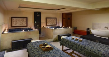 Couples treatment rooms, sauna, spa tub, body treatments