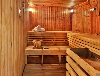 Couples treatment rooms, sauna, spa tub, Turkish bath, body treatments