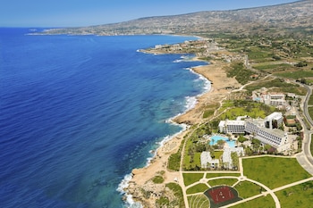 Beach nearby, sun loungers, beach umbrellas, beach towels