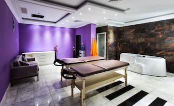 Sauna, steam room, Turkish bath, body treatments, body scrubs, facials