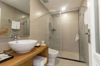 Presidential Villa 3-bedroom | Bathroom | Free toiletries, hair dryer, bathrobes, slippers