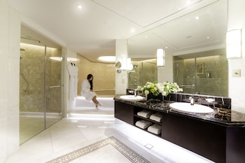 Presidential Suite | Bathroom | Separate tub and shower, deep soaking tub, rainfall showerhead