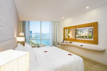 Prime Suite Ocean View | Minibar, in-room safe, individually decorated, individually furnished