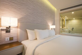 Grand Ocean Double | Minibar, in-room safe, individually decorated, individually furnished