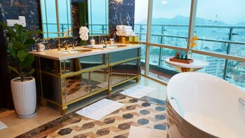 Presidential Suite, 3 Bedrooms, Sea View | Bathroom | Separate tub and shower, rainfall showerhead, free toiletries