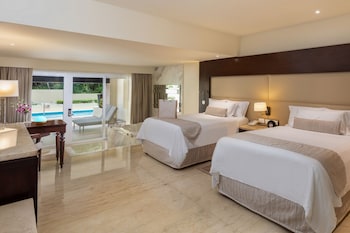 Grand Swim Up Suite Garden View | Premium bedding, free minibar, in-room safe, desk