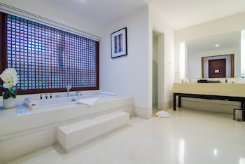 2 Bedroom Pool Villa | Bathroom | Shower, hydromassage showerhead