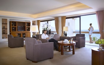 Club Room, 1 King Bed (PANORAMIC) | Property amenity