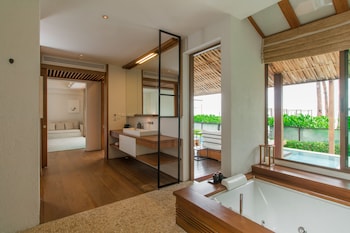 La Canna Beachfront Pool Villa | Bathroom | Free toiletries, hair dryer, bathrobes, towels