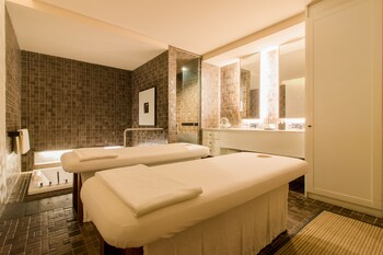 Couples treatment rooms, spa tub, steam room, body treatments