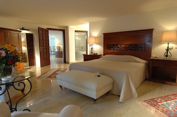 Presidential Suite | Premium bedding, minibar, in-room safe, desk