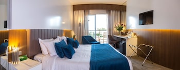 Business Double Room | Minibar, in-room safe, blackout drapes, free WiFi