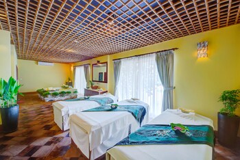 Couples treatment rooms, sauna, spa tub, steam room, body treatments