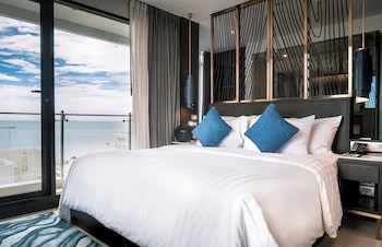 Ocean Junior Suite | In-room safe, soundproofing, iron/ironing board, rollaway beds