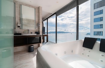 Queen Ann Suite Super King | Deep soaking bathtub