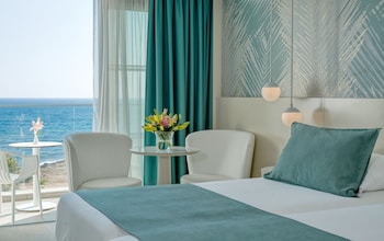 Superior Room, Sea View | Premium bedding, minibar, in-room safe, soundproofing