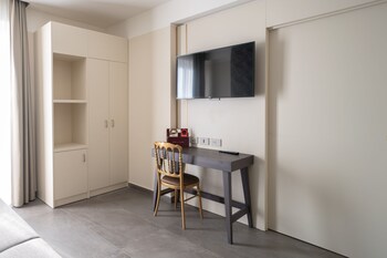 Family Room | Premium bedding, minibar, in-room safe, desk