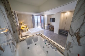 Royal Room | Premium bedding, minibar, in-room safe, desk