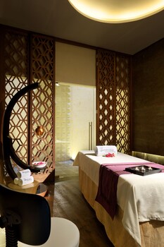 Couples treatment rooms, sauna, spa tub, steam room, body treatments