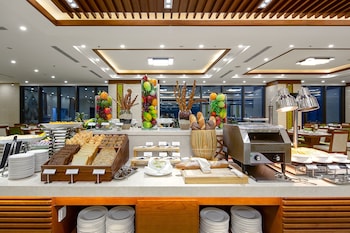 Daily buffet breakfast (VND 300000 per person)