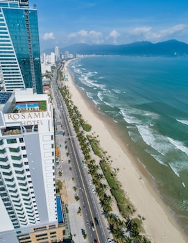 Beach nearby, white sand, beach towels