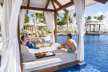 4 outdoor pools, open 9:00 AM to 7:00 PM, cabanas (surcharge)