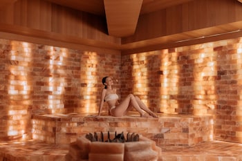 Couples treatment rooms, sauna, spa tub, steam room, hot springs