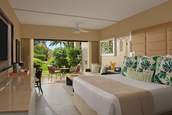 Junior Suite Garden View King | 1 bedroom, free minibar, in-room safe, individually furnished