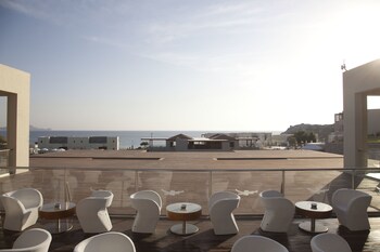 3 bars/lounges, 2 poolside bars