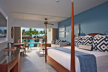 Preferred Club Junior Suite Ocean View Swim-Out King | 1 bedroom, free minibar, in-room safe, individually decorated