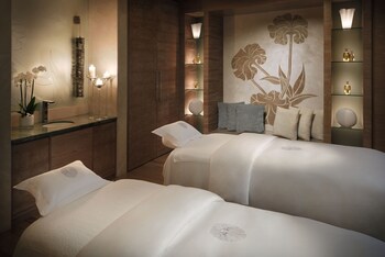 Couples treatment rooms, sauna, spa tub, body treatments, aromatherapy