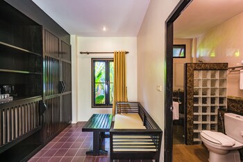 Junior Garden Villa | Bathroom | Free toiletries, hair dryer, bathrobes, slippers