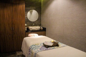 Couples treatment rooms, sauna, steam room, body treatments