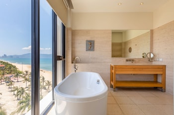 3 Bedroom Residence, Ocean View | Bathroom | Deep soaking tub, rainfall showerhead, designer toiletries, hair dryer