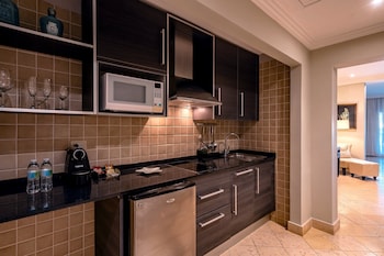 Studio Villa | Shared kitchen | Mini-fridge, microwave, oven, stovetop