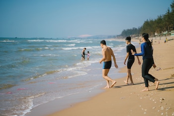 Private beach, sun loungers, beach umbrellas, beach towels