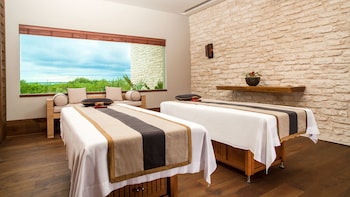 Couples treatment rooms, sauna, spa tub, steam room, Turkish bath