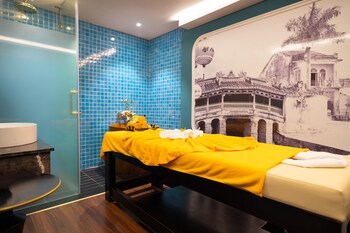 Couples treatment rooms, sauna, spa tub, steam room, body treatments