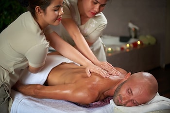 Couples treatment rooms, sauna, spa tub, steam room, body treatments